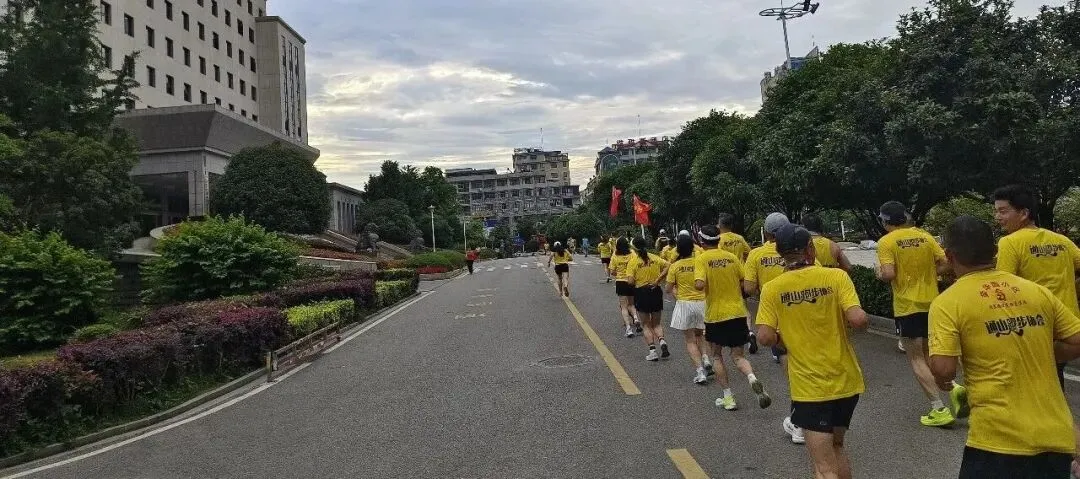 190步频,1小时整,经典跑步歌曲,想你的时候问月亮,陪伴你轻松度过10公里路程.