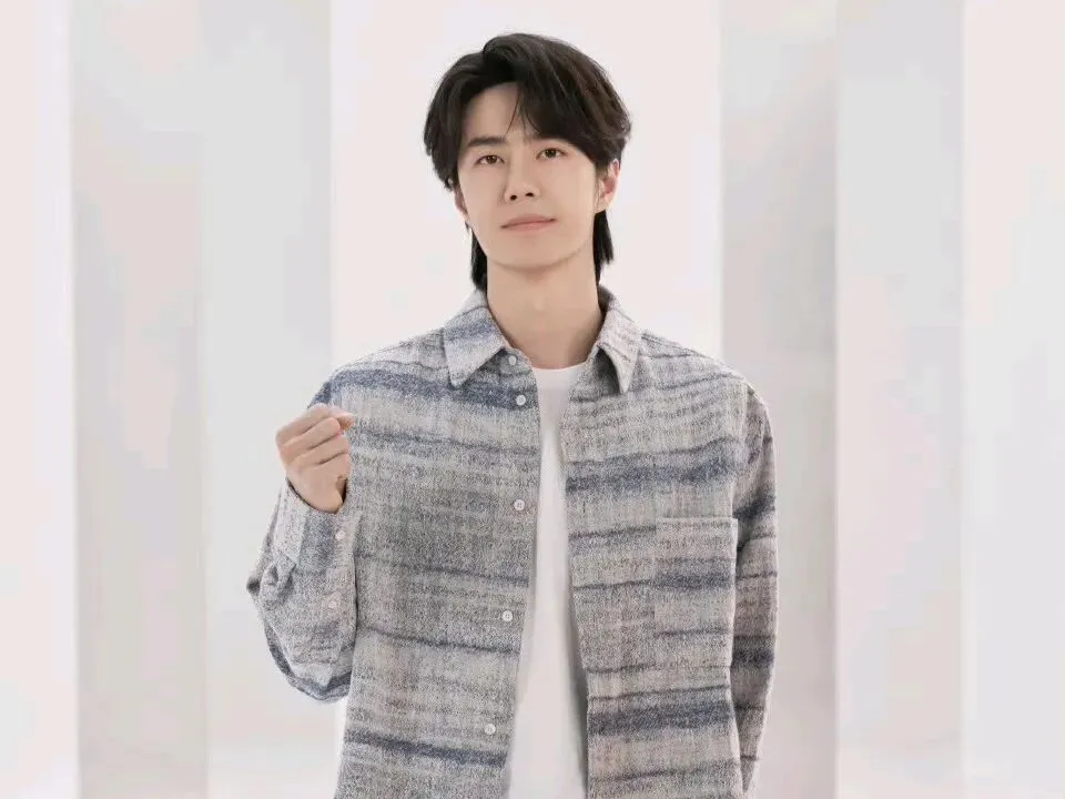 王一博歌曲为考生加油,新造型出彩,手工帽子成焦点