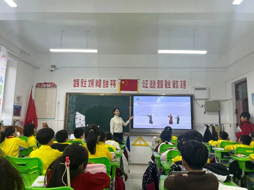 海拉尔区新桥小学开展学唱歌曲《冰雪之约》活动