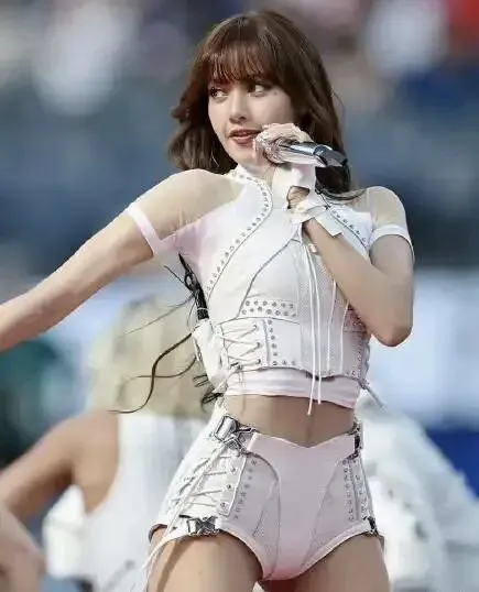 韩国网友批 Lisa 世界杯开幕式歌曲低俗,歌词低俗炫富,和世界杯主题毫无关系