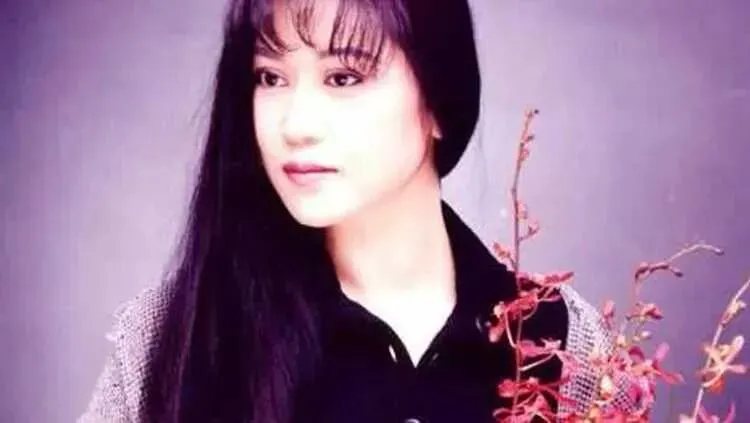 李丽芬一开口就是江湖!这首三十多年前的老歌,唱透了成年人的无奈