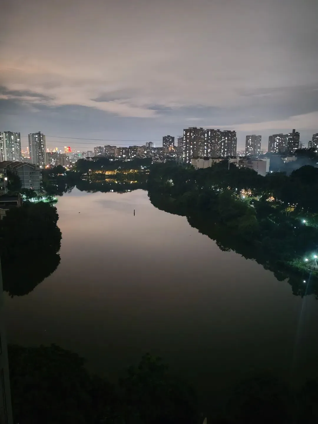 雨夜的美沉醉在民族歌曲中