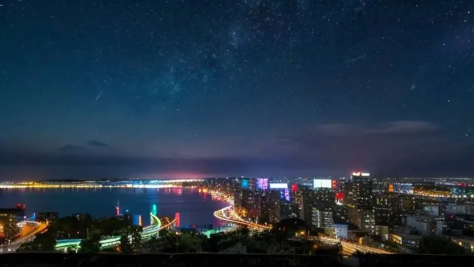 听歌曲/吕方《朋友别哭 》:友情的支持与安慰