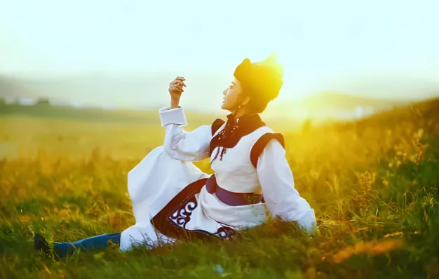 100首草原歌曲最温暖的《草原上升起不落的太阳》,蓝蓝天上白云飘,唱出咱们50岁人走遍天涯也走不出的那片家乡
