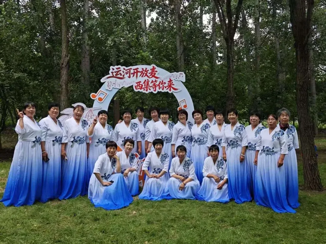 仲夏林间唱响爱国歌曲