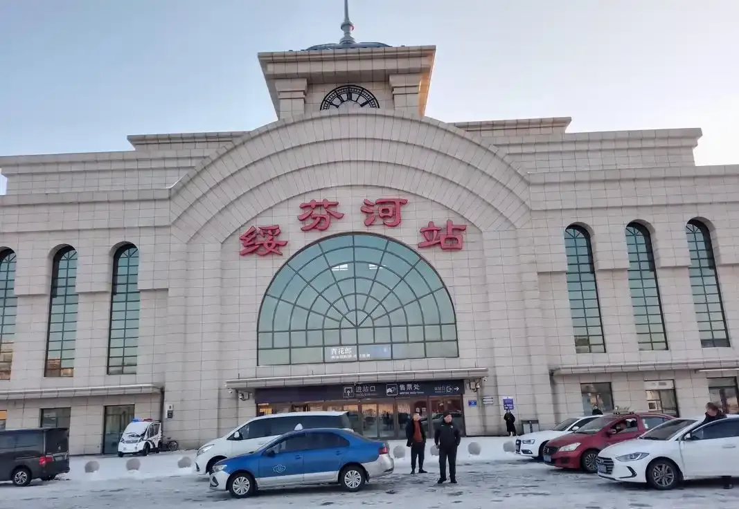 绥芬河街头手风琴拉着俄罗斯老歌,俄文招牌和中文广告并排立着,时光像停在百年前