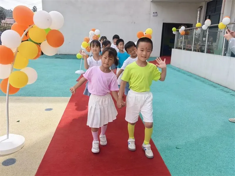 中关镇幼儿园举办“红色歌曲 筑梦启航”大班毕业典礼
