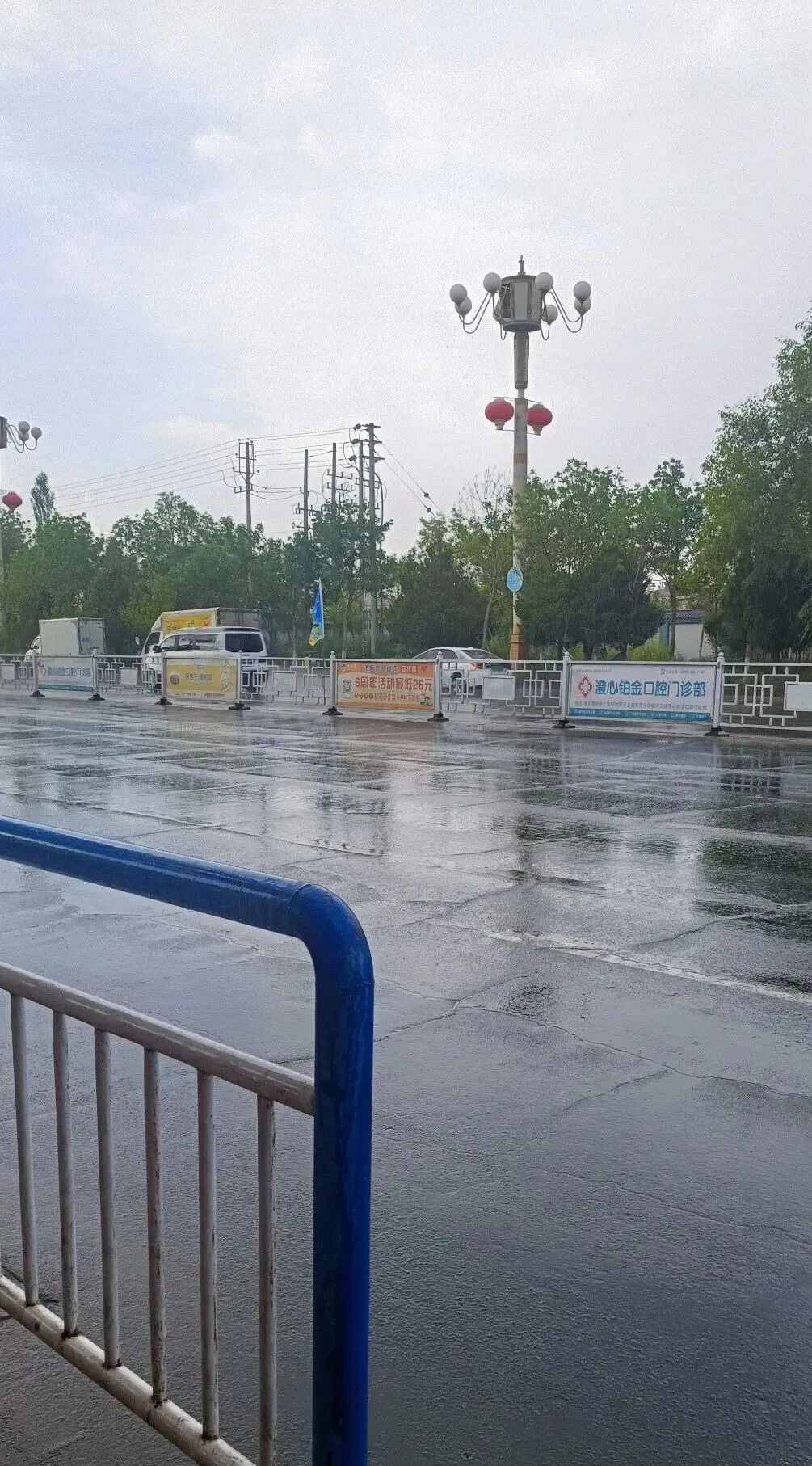 一场骤雨,一首老歌,一把暖心伞