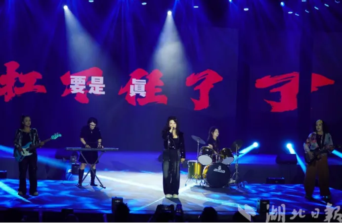 真好听!宿管阿姨借AI打磨原创歌曲《快去发光》,组队摇滚燃爆学院毕业演出全场