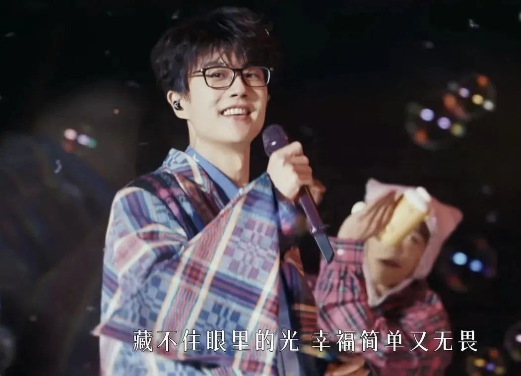 许嵩的《老歌》:在算法的洪流里,做一块顽固的礁石.