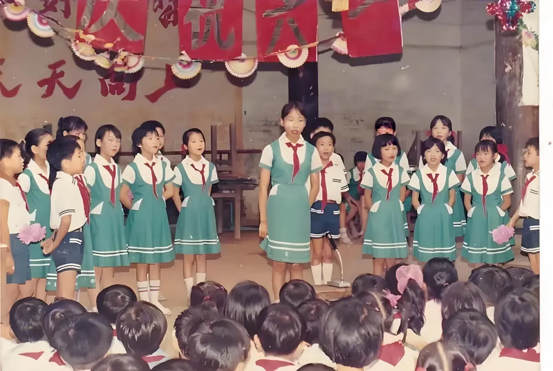 经典老歌|《歌声与微笑》——＂请把我的歌带回你的家＂,那是80年代最温暖的约定