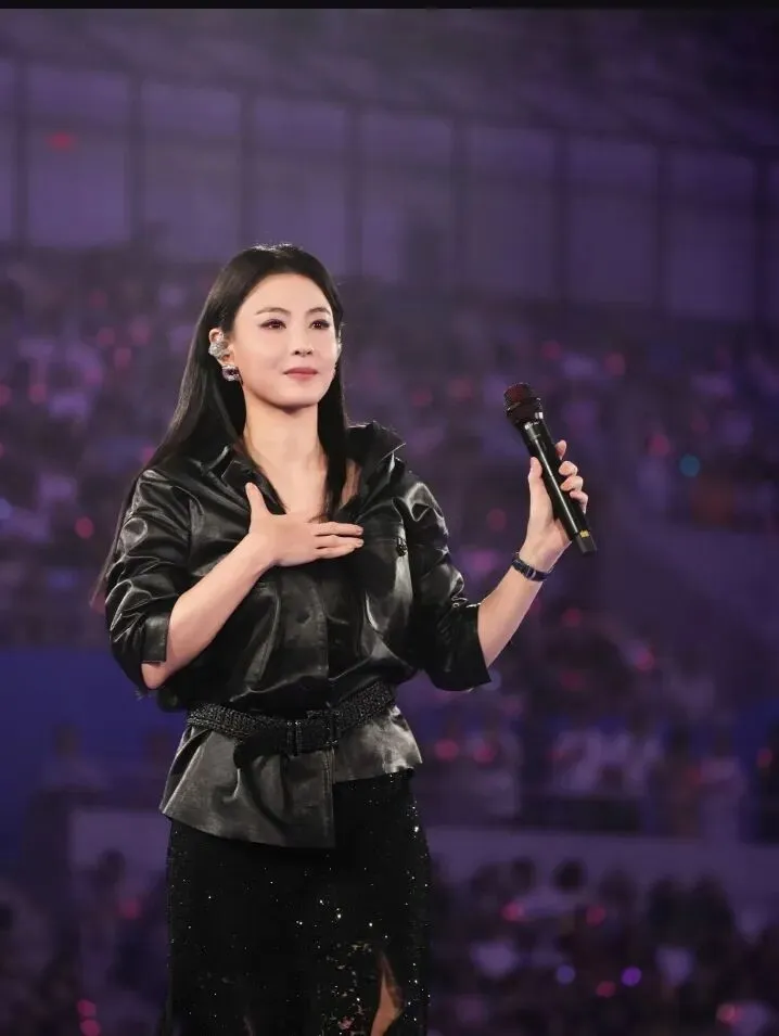 前奏一响全员破防!张柏芝北京演唱会三首老歌,唱哭全场80、90后
