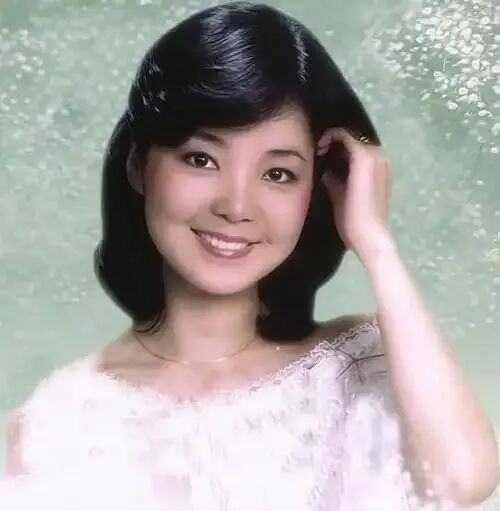 经典回放:邓丽君演唱的歌曲《我只在乎你》欣赏