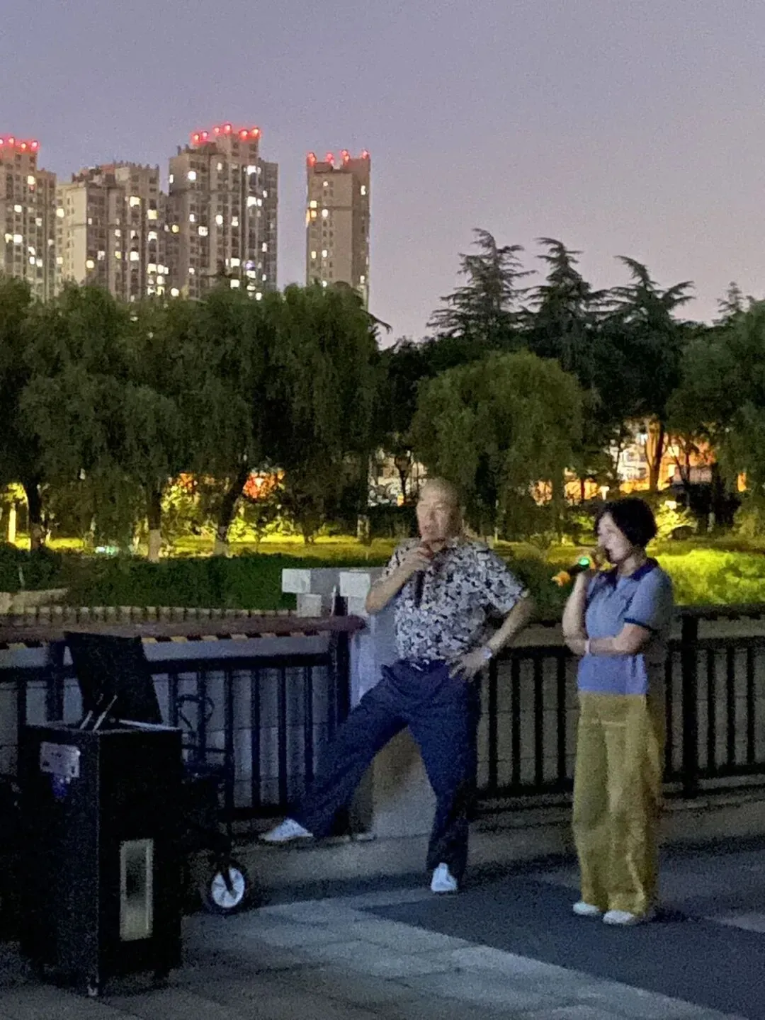 观广场吼歌