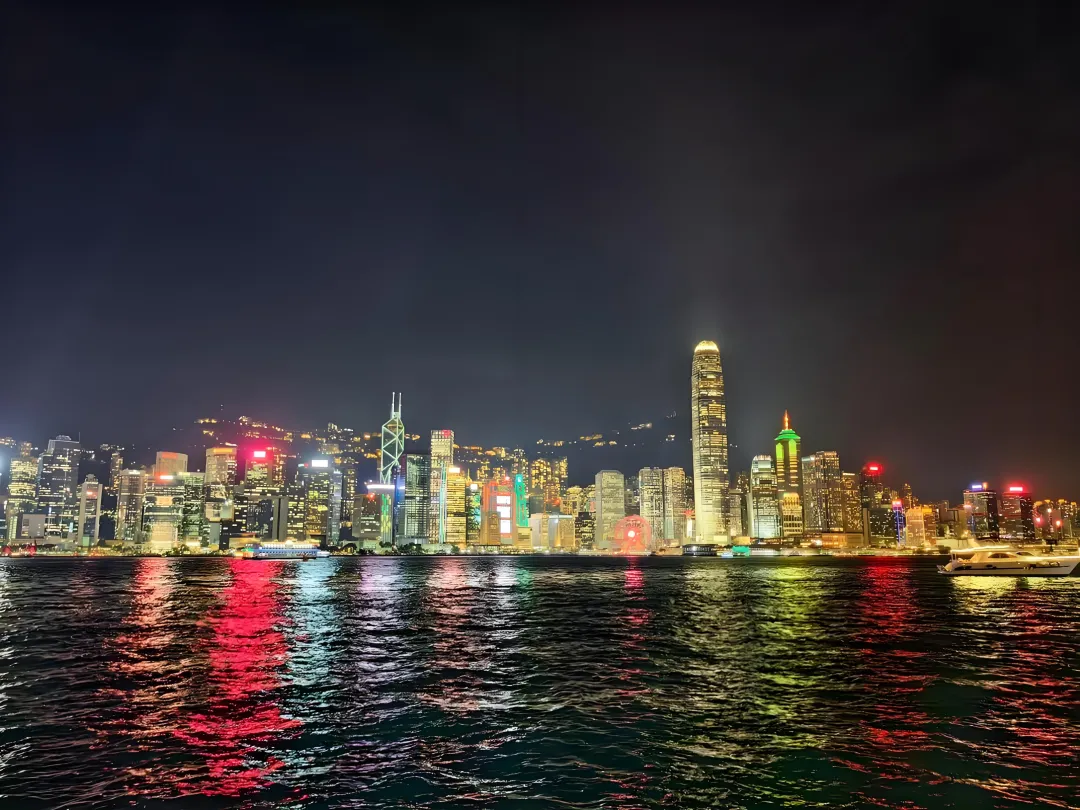 经典老歌|‌《东方之珠》——＂让海风吹拂了五千年＂,那是游子归家前最深情的呼唤