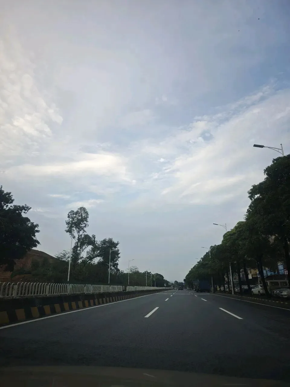行驶在空旷的路上,耳机里循环着老歌,偏爱伤感歌曲的人都比较重感情