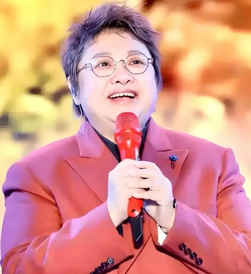 韩红擅自将歌曲“天路”中的“祖国”篡改为“人间”,的确不妥!不该啊,看来韩红的人设继续崩塌是在所难免了