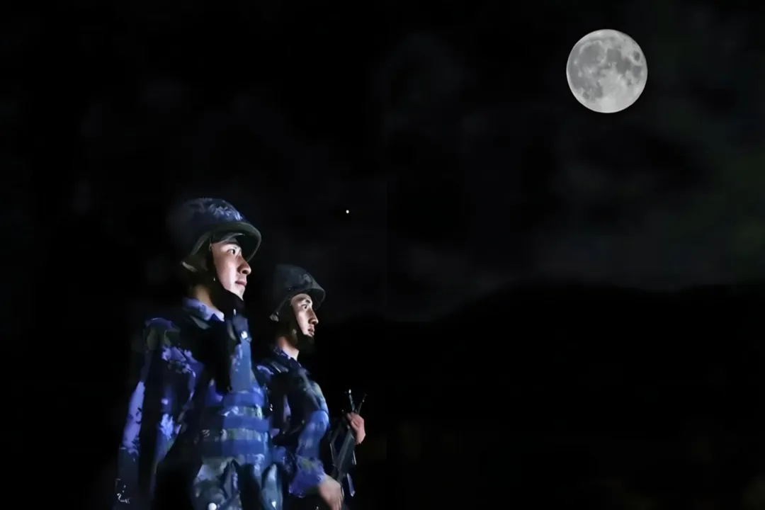经典老歌|《十五的月亮》——＂军功章啊,有我的一半,也有你的一半＂,那是后方妻子对前线丈夫最深的懂得