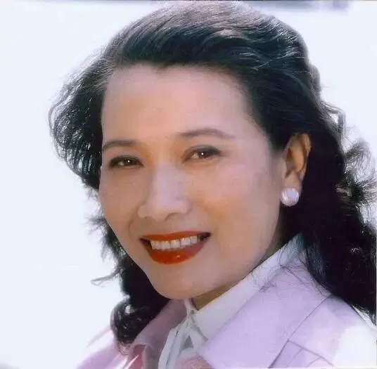 今日歌曲推荐:《永远和你在一道》——电影《婚礼》里的这首歌,当年让多少相爱的人红了眼眶,真正的爱情就是不管日子多苦都要在一块儿.