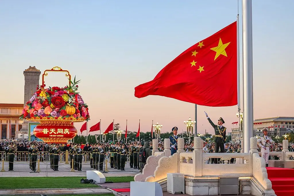 经典老歌|《今天是你的生日》——＂我的中国,黎明驱散了战场＂,那是儿女在母亲生日前,最真诚的祈祷