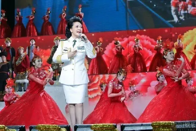 经典老歌|《父老乡亲》——＂树高千尺也忘不了根＂,那是走出山村的人对故土最深情的回眸
