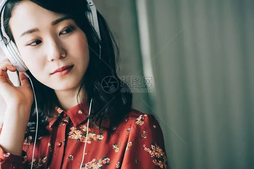 张茜演唱歌曲《用力活着》完整版(附歌词和简谱),我们都在用力的活着,酸甜苦辣里醒过也醉过