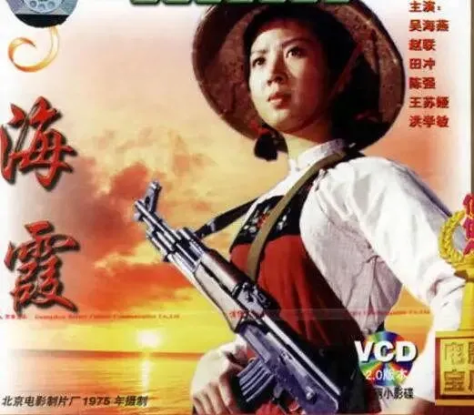 今日歌曲推荐:《渔家姑娘在海边》——陆青霜清澈的嗓音,把海边织网练武的青春唱成了最质朴的记忆.