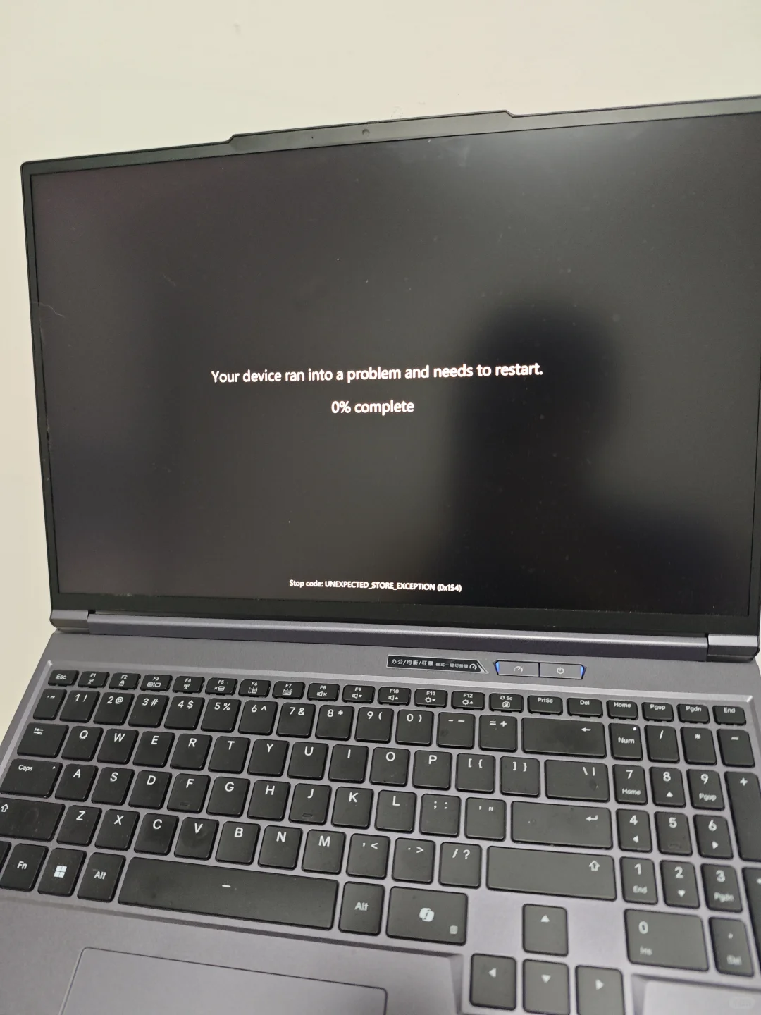 刚买第三个月的机械革命极光x黑屏故障