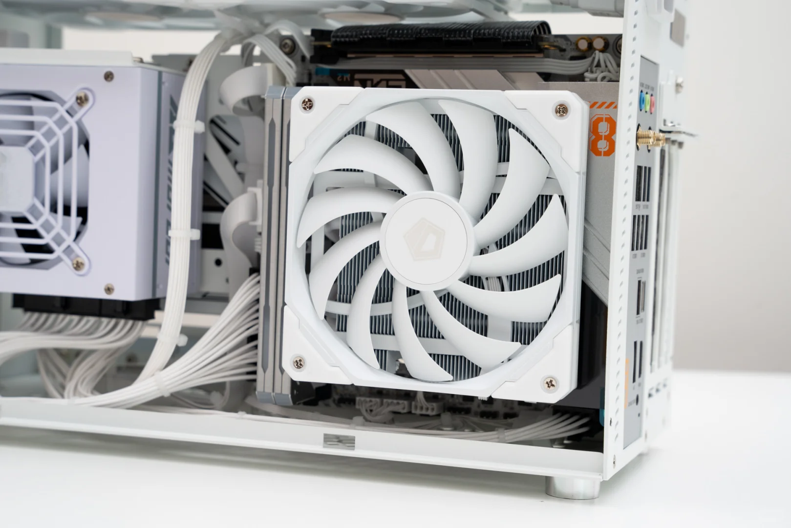 便携性拉满的ITX小钢炮,轻松装入5080显卡