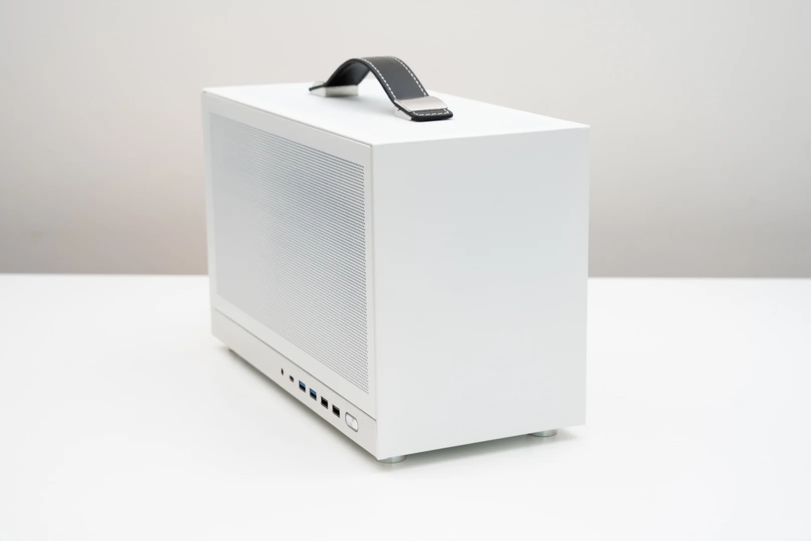 便携性拉满的ITX小钢炮,轻松装入5080显卡