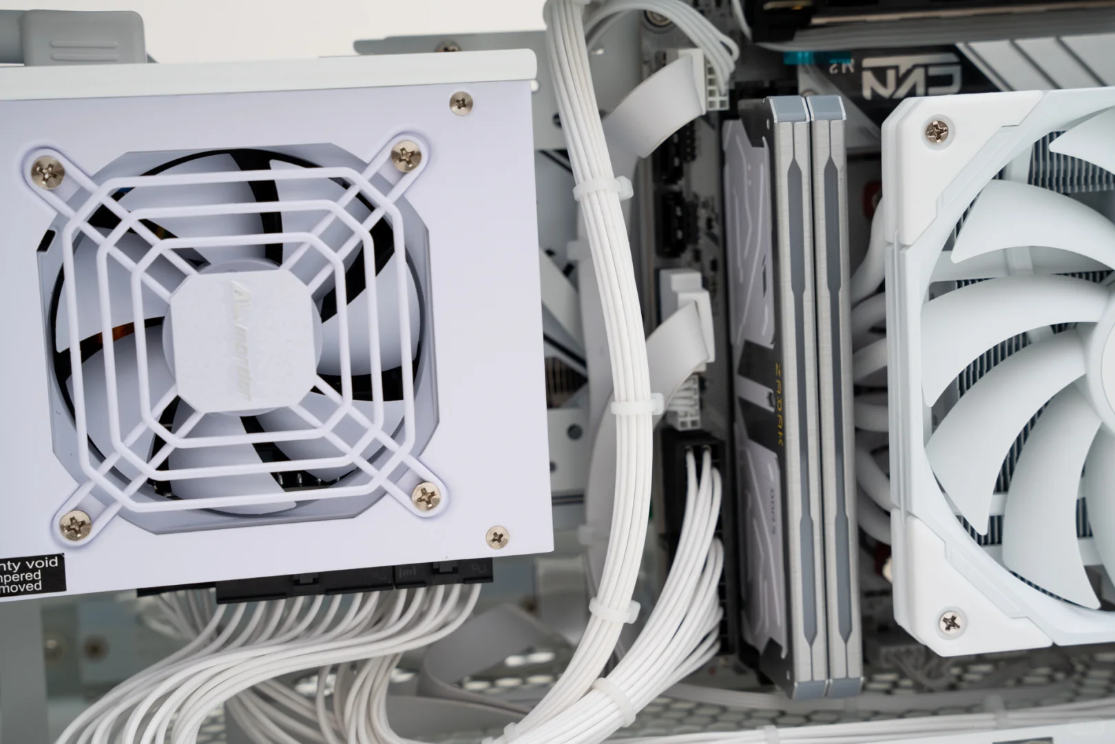 便携性拉满的ITX小钢炮,轻松装入5080显卡