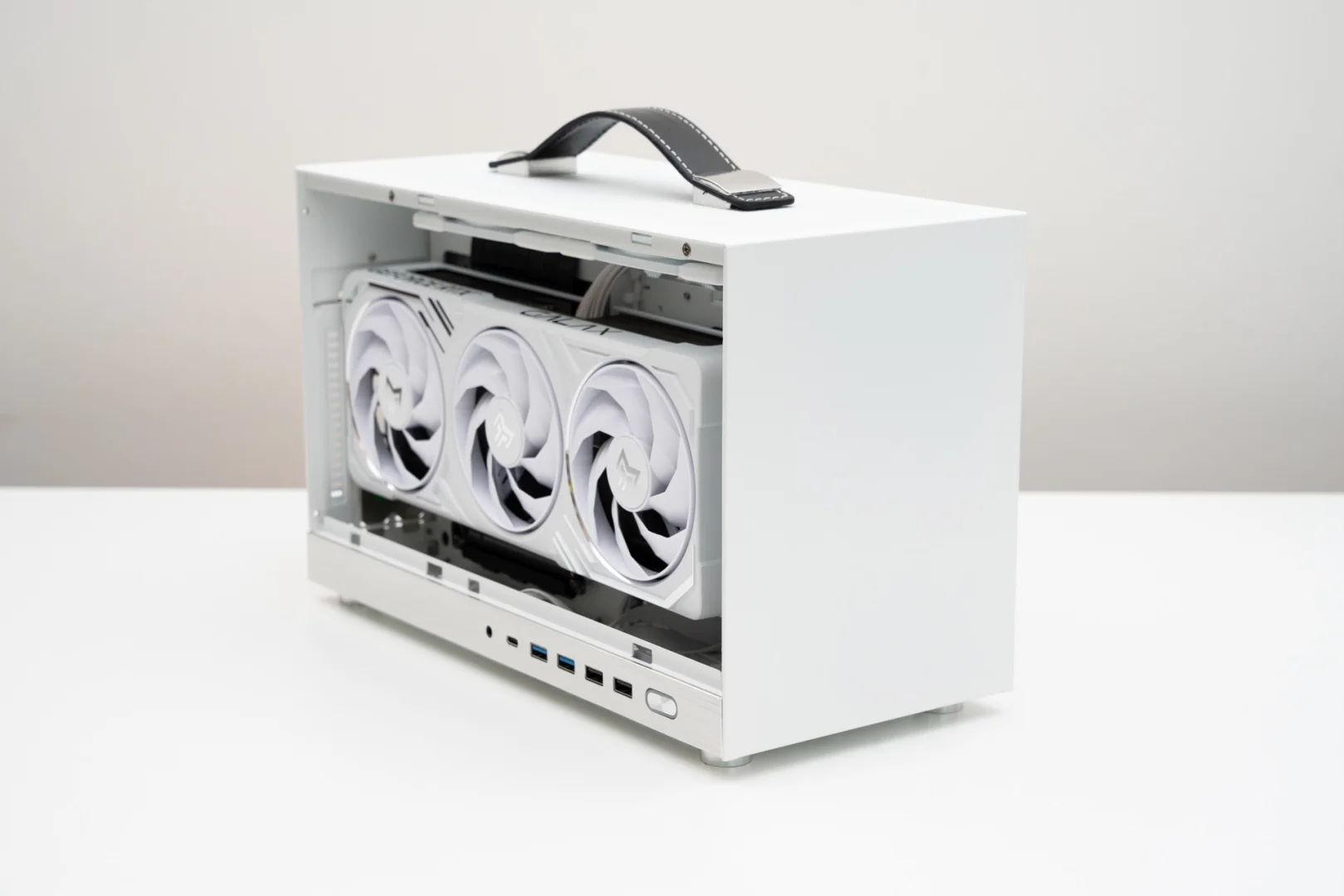 便携性拉满的ITX小钢炮,轻松装入5080显卡