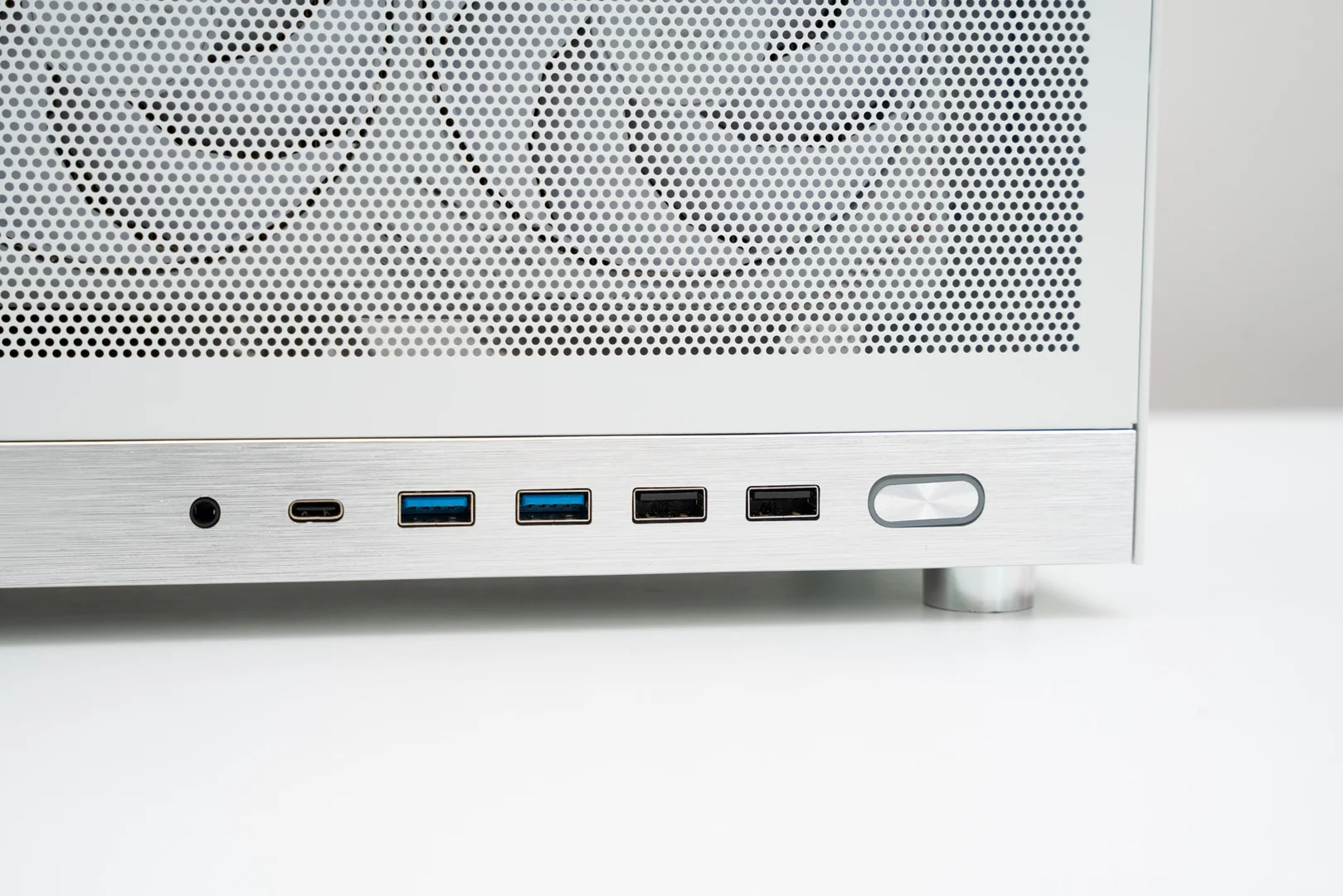 便携性拉满的ITX小钢炮,轻松装入5080显卡