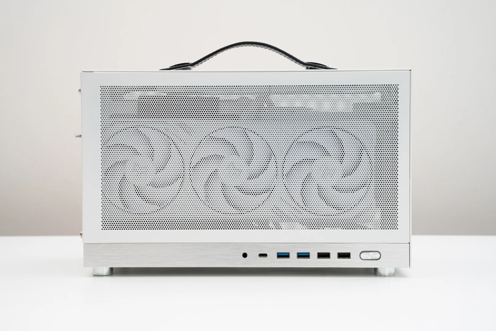 便携性拉满的ITX小钢炮,轻松装入5080显卡