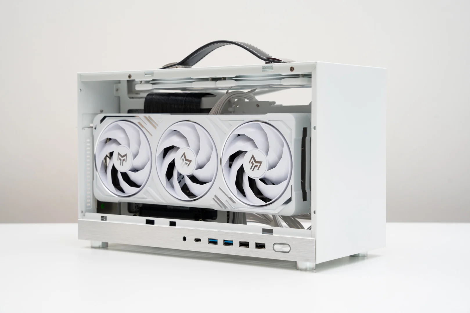 便携性拉满的ITX小钢炮,轻松装入5080显卡