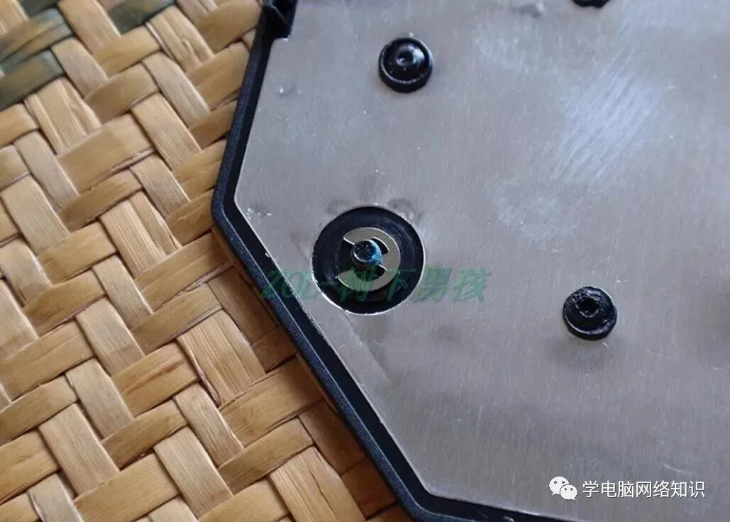 电脑硬件:联想笔记本拆机过程图解