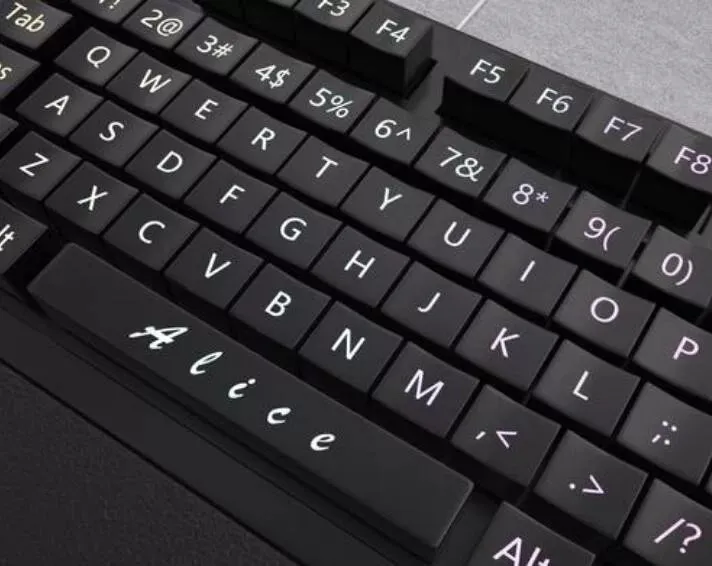 电脑知识:键盘上的26个字母为何这样排列,你知道吗?