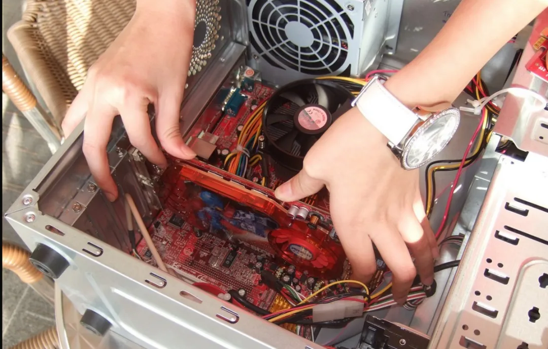 【电脑硬件故障及解决办法】电脑在运行过程中突然死机、重启!如何是好?