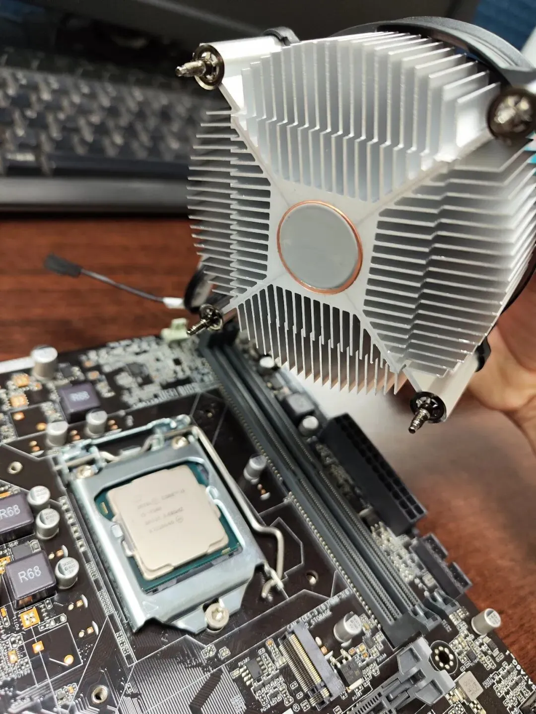 【电脑硬件故障及解决办法】CPU温度突然过高,散热风扇长时间高速运转,什么原因呢?