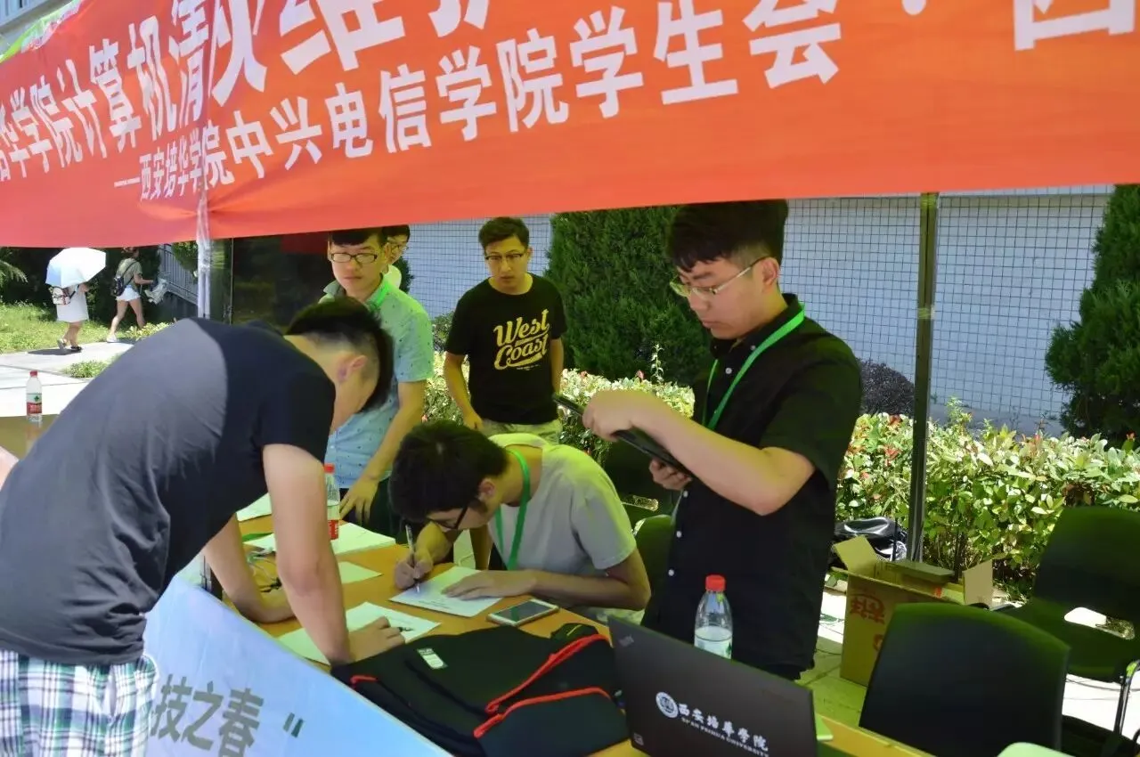 瞧,培华的“技术大拿们”拯救你的电脑!