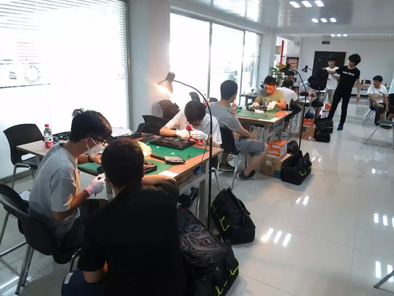 瞧,培华的“技术大拿们”拯救你的电脑!