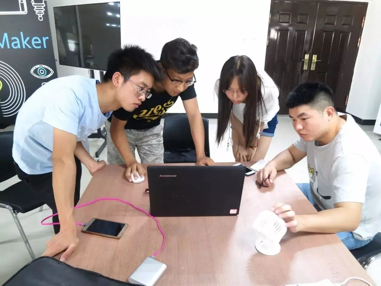 瞧,培华的“技术大拿们”拯救你的电脑!