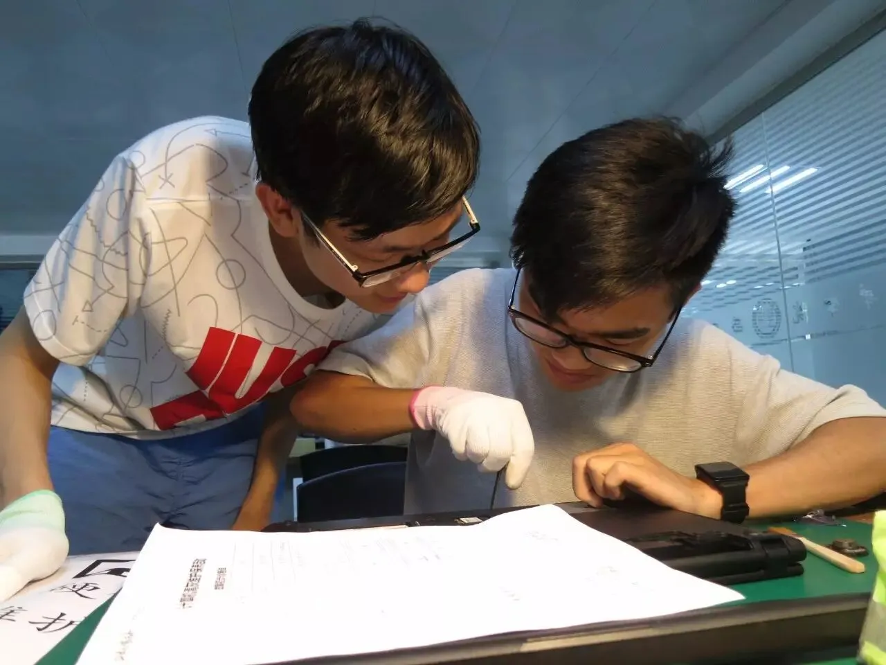 瞧,培华的“技术大拿们”拯救你的电脑!