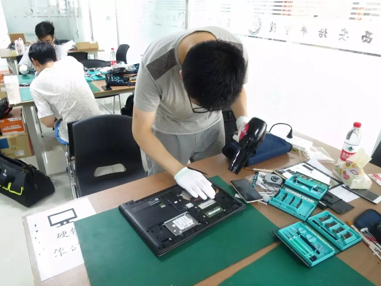 瞧,培华的“技术大拿们”拯救你的电脑!