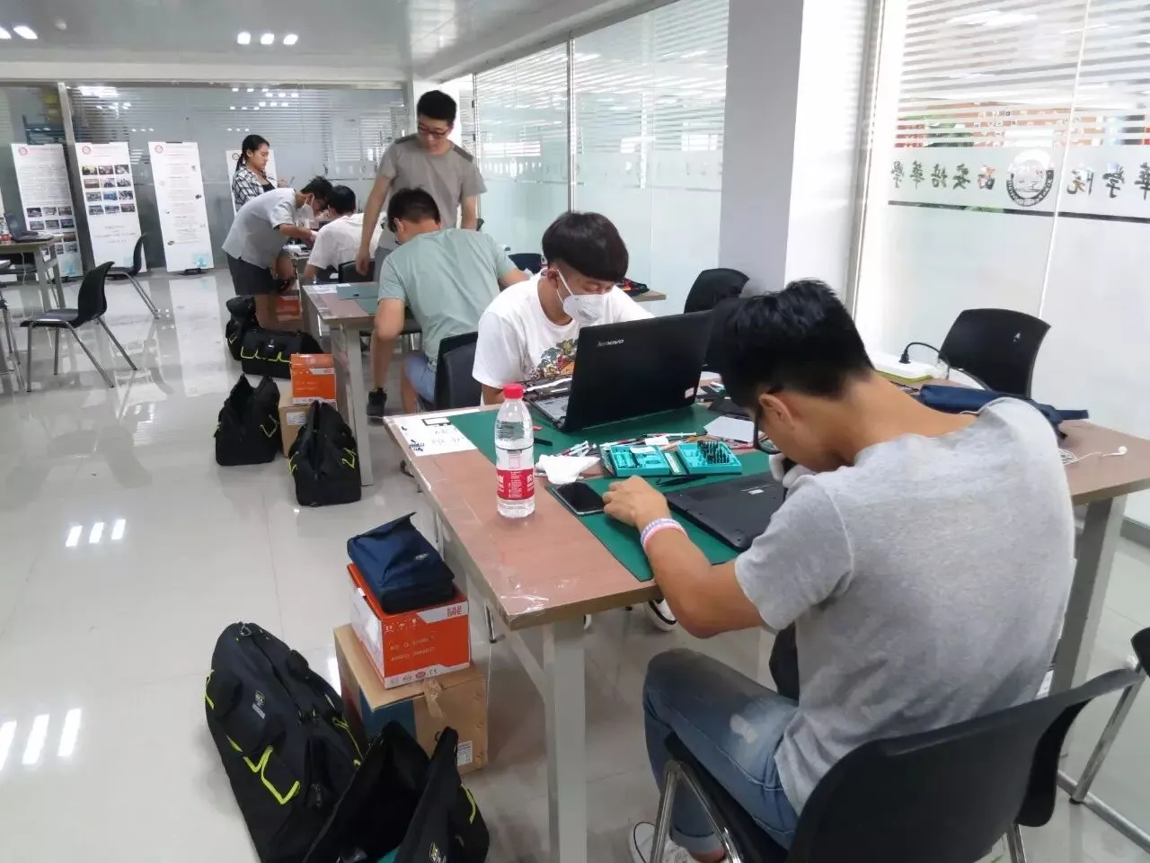 瞧,培华的“技术大拿们”拯救你的电脑!