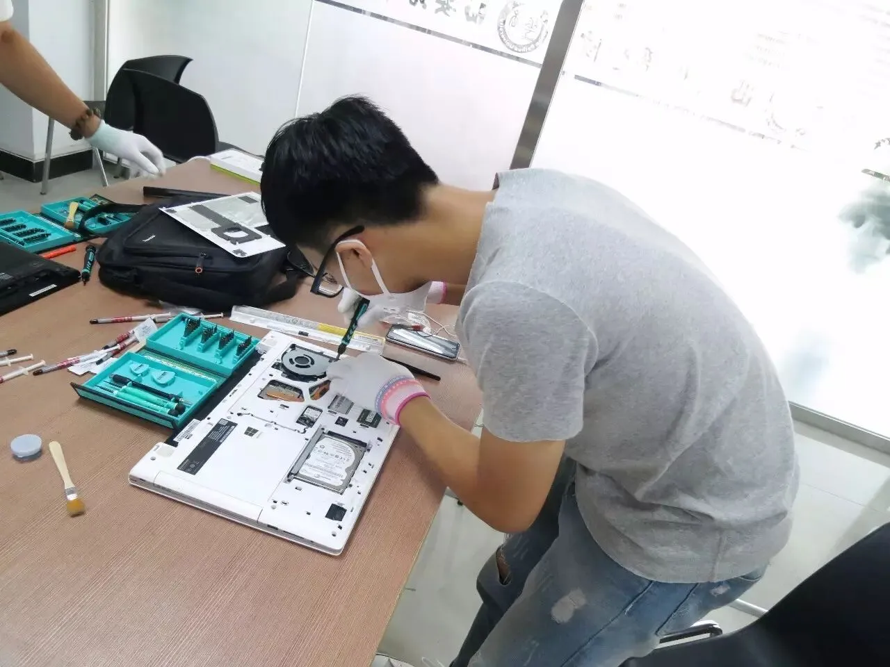 瞧,培华的“技术大拿们”拯救你的电脑!