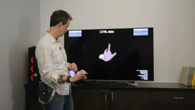 这不是科幻电影,钢铁侠里隔空操作电脑的技术已被实现,还能脑控!