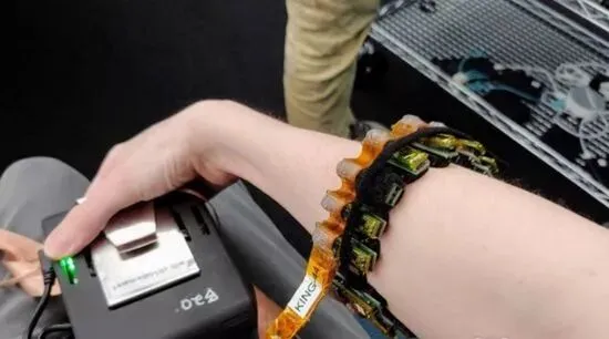 这不是科幻电影,钢铁侠里隔空操作电脑的技术已被实现,还能脑控!