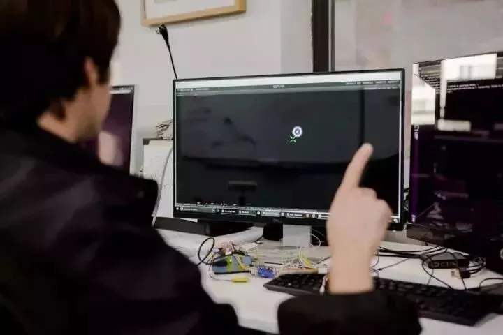 这不是科幻电影,钢铁侠里隔空操作电脑的技术已被实现,还能脑控!