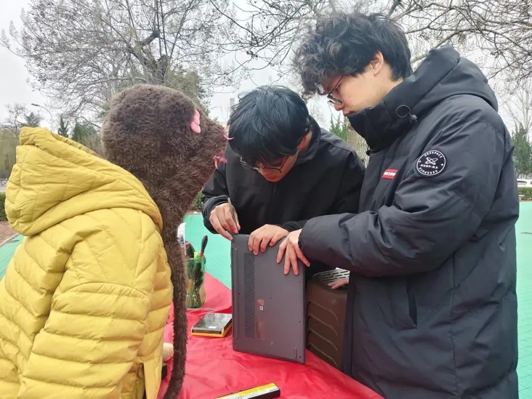 传承雷锋精神 赋能校园服务——计算机技术协会义务维修志愿服务温暖开展